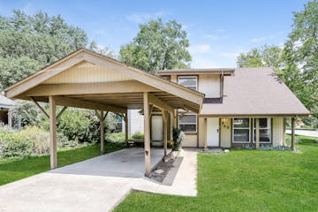 448 Far Hill Dr Ballwin, MO 63021